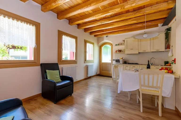 Cucina e zona giorno dell'ampio bilocale Gustet 3, La Corte di Marga, Miane