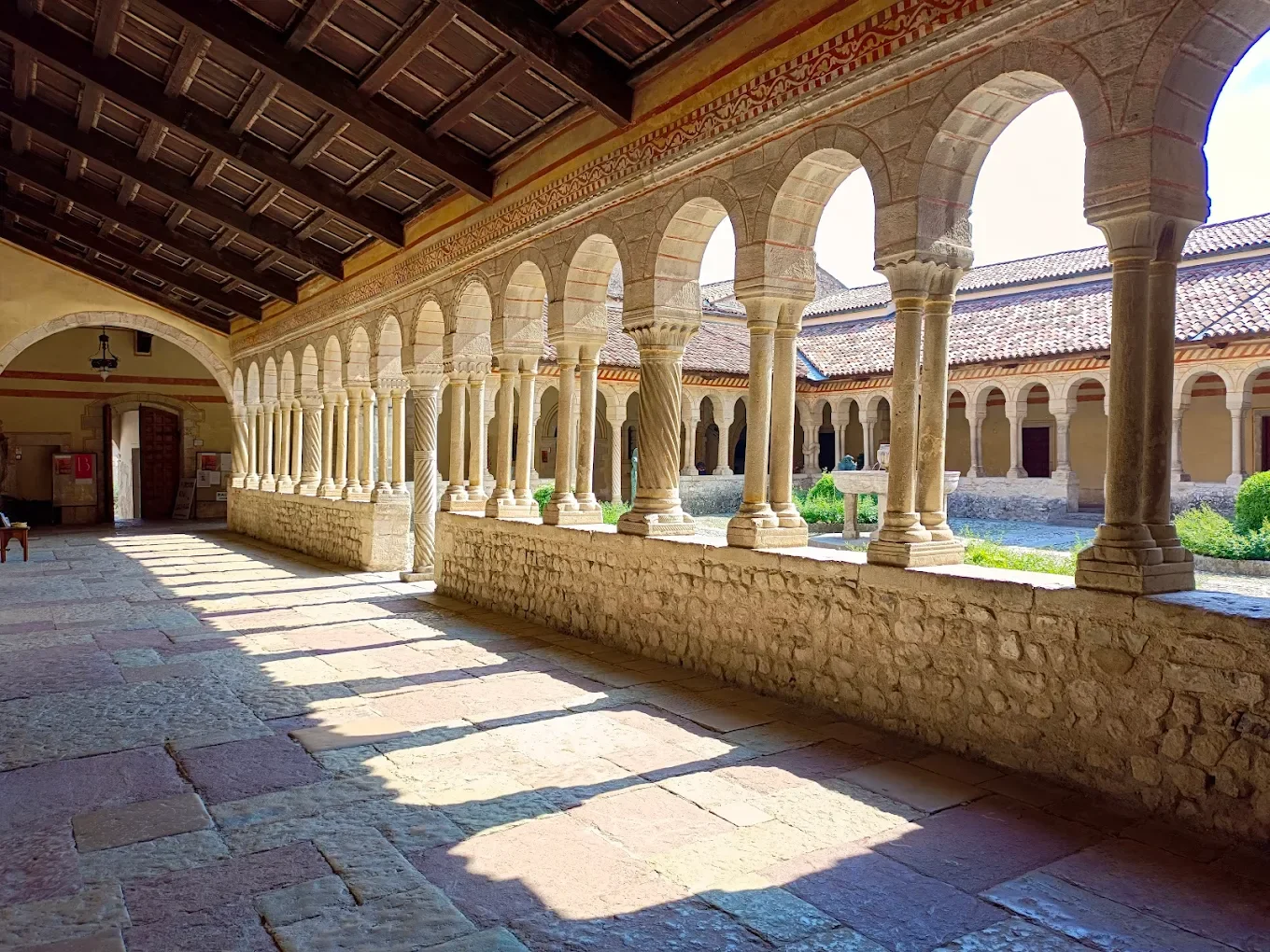Chiostro dell'Abbazia di Santa Maria a Follina, turismo culturale Veneto.
