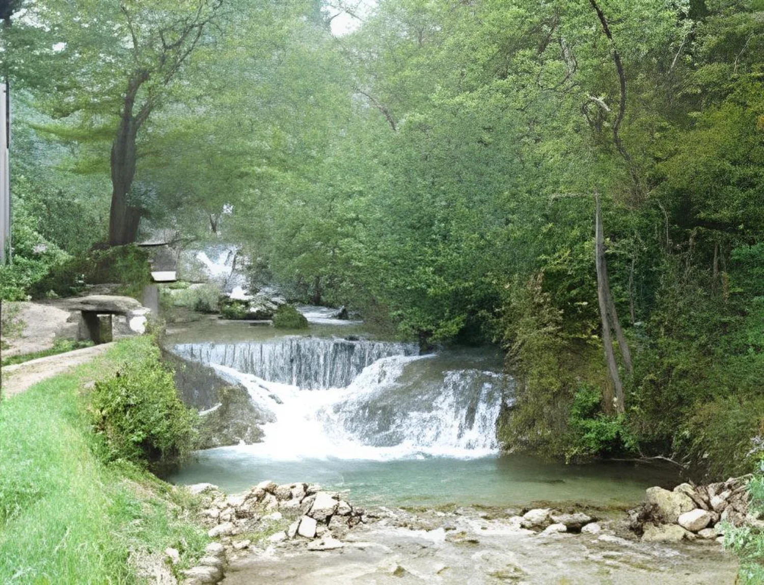 Der Weg des Wassers: Puls der Industrie und Schönheit des Flüsschens