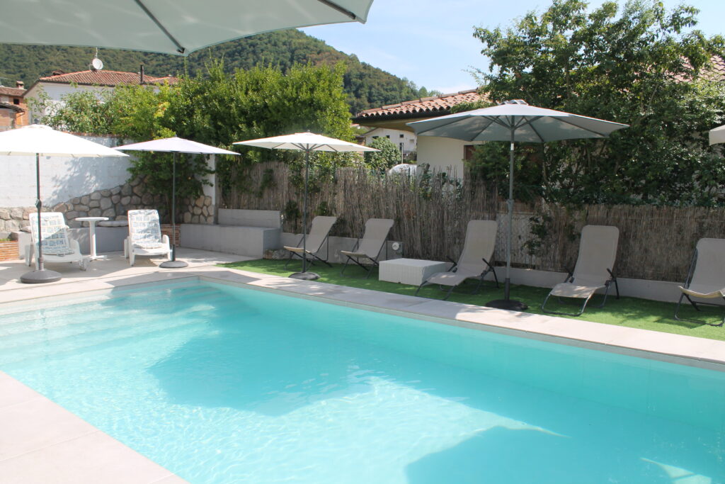 Piscina de La Corte di Marga a Miane con vista sulle Colline del Prosecco