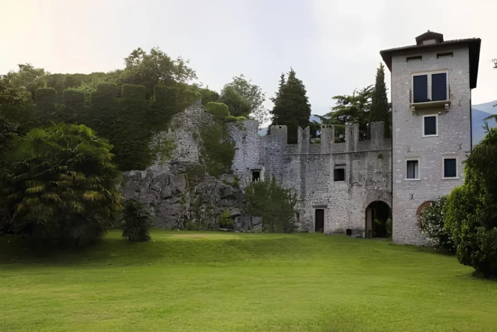 Cortile interno con prato verde e mura in pietra del Castrum di Serravalle a Vittorio Veneto