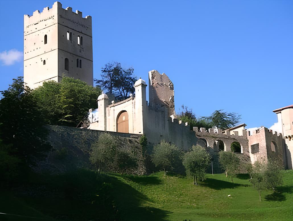 Il Borgo Fortificato tra le Rocce: Guida al Castello e al Castrum di Serravalle