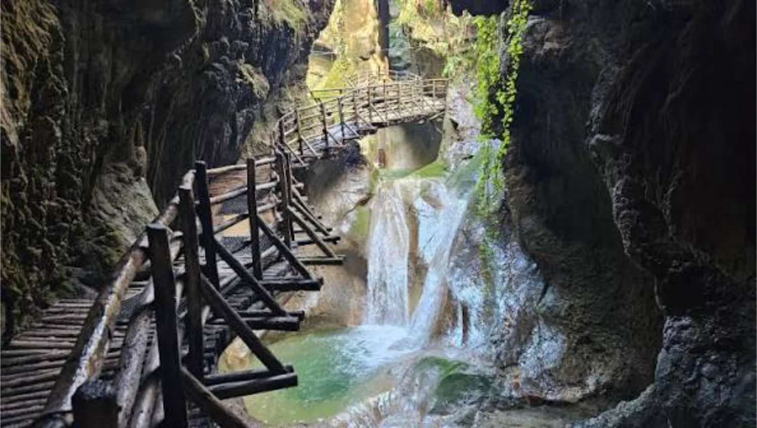 Le Grotte del Caglieron: la forra sospesa a due passi da La Corte di Marga