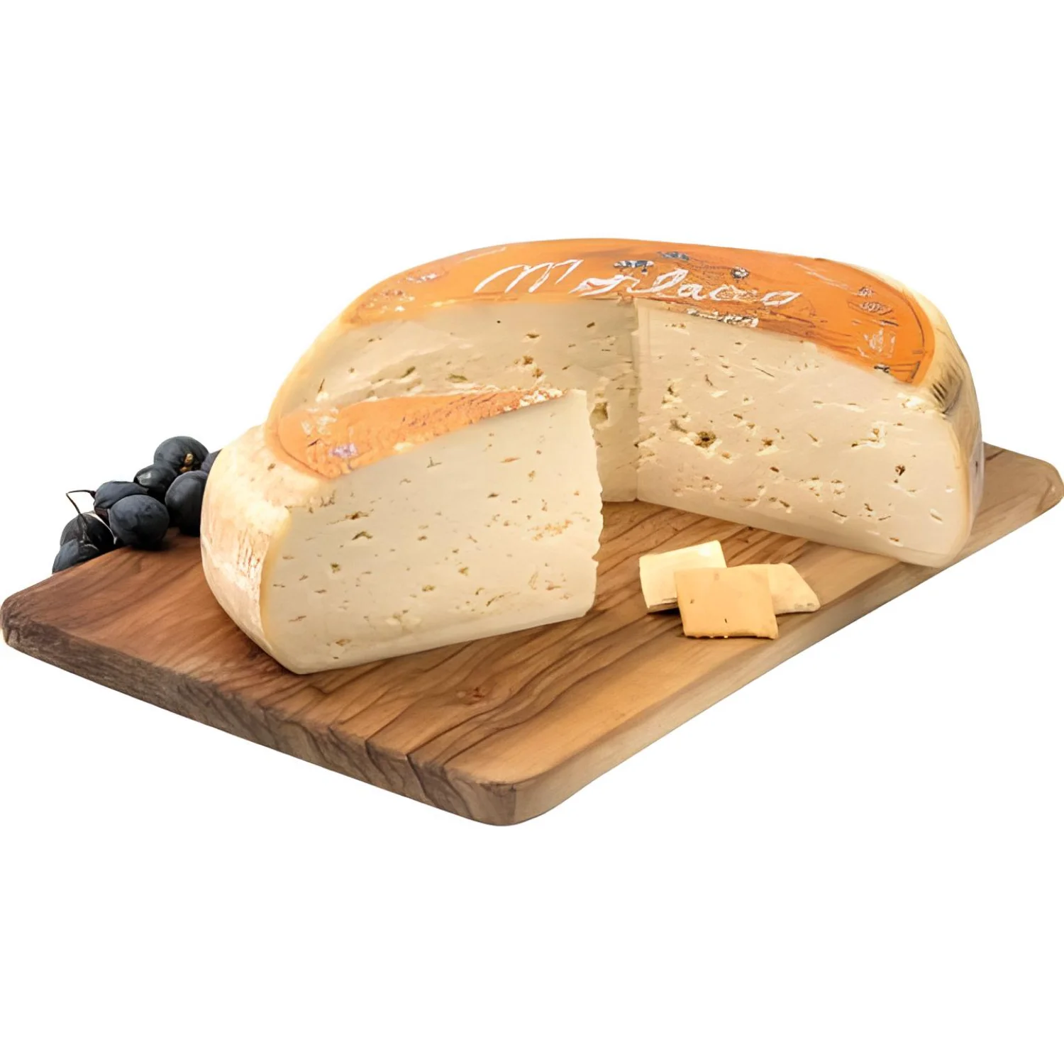 Formaggio Morlacco del Grappa tagliato a spicchio su tagliere di legno con uva nera