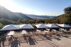 Terrazza esterna del ristorante Claudia Augusta Altinate con vista sulla vallata delle Colline del Prosecco