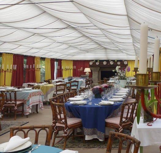 Terrazza estiva coperta di Osteria Al Castelletto Dalla Clemi con tavoli imbanditi per un pranzo