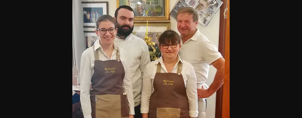 La famiglia dell'Agriturismo La Pila: il genero Luca, chef, con la moglie Lara e i genitori di lei