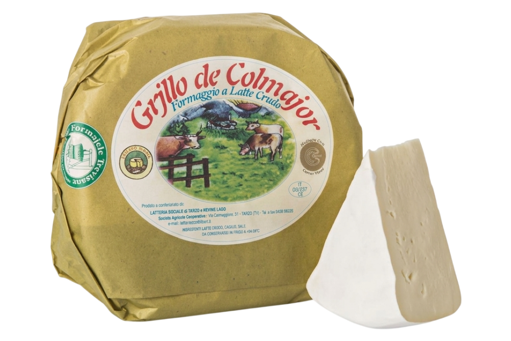 Forma di Grillo de Colmajor, formaggio a latte crudo della Latteria Sociale di Tarzo, intera e tagliata a spicchio