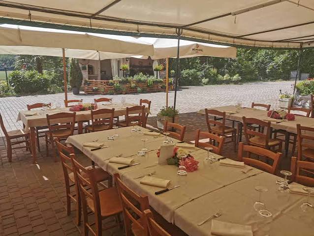 Terrazza estiva dell'Agriturismo La Pila con i tavoli allestiti all'aperto