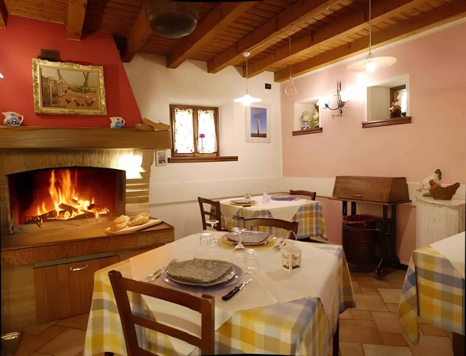Saletta interna con camino acceso dell'agriturismo Cà Leonilda a Rolle di Cison di Valmarino