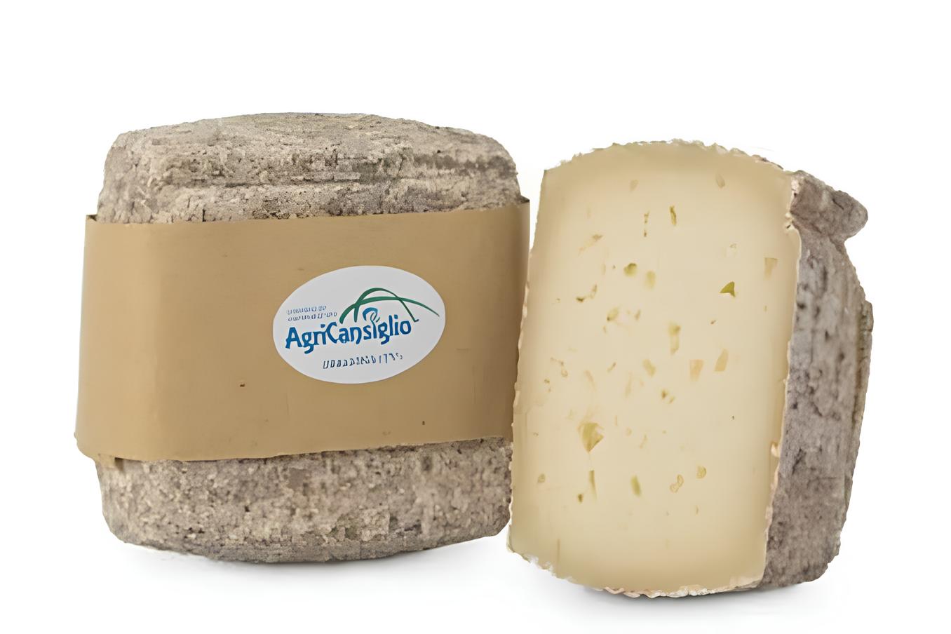 Formaggio stagionato nella Grotta del Caglieron, prodotto da Agricansiglio/Latteria Soligo, forma intera e tagliata